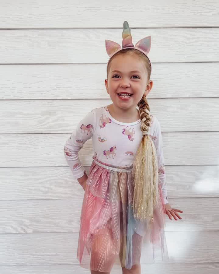 girl is standing while in Marilyn Straight Ponytail -